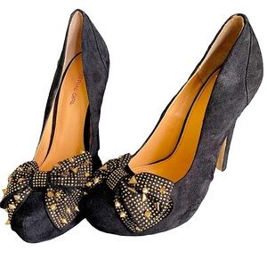 Black Stiletto Heel w Gold Studded Bow Accent, size 38.5 Material Girl 5…